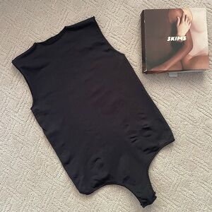 NWOT Skims Essential Crew Neck Sleeveless Bodysuit Thong in Onyx (size S/M)
